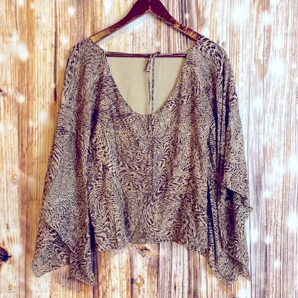 Alice + Olivia | Selena Animal Print Silk Batwing Blouse Top M - Picture 4 of 7